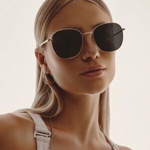 Quay JEZABELL gld frame/smoke lenses Sunglasses BNWT